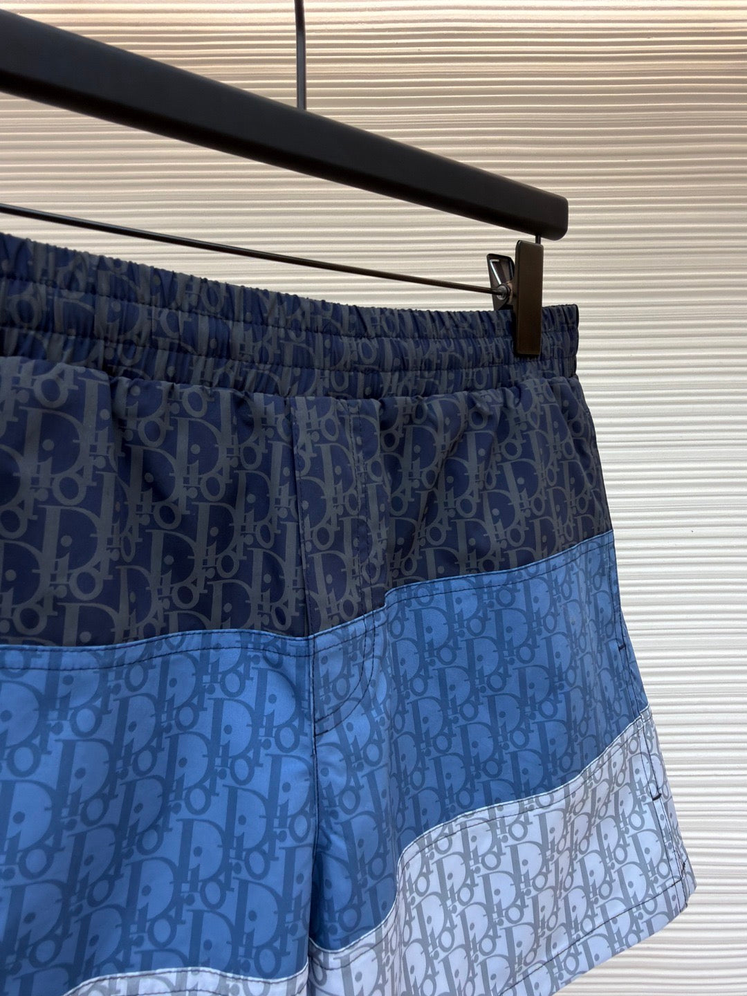 D10r - Short de bain oblique en tissu technique Color Block