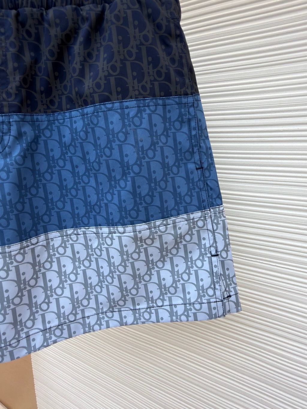 D10r - Short de bain oblique en tissu technique Color Block