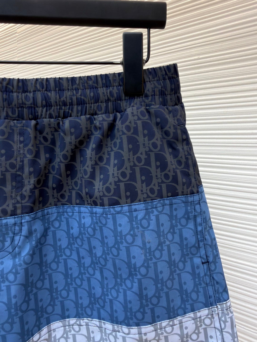 D10r - Short de bain oblique en tissu technique Color Block