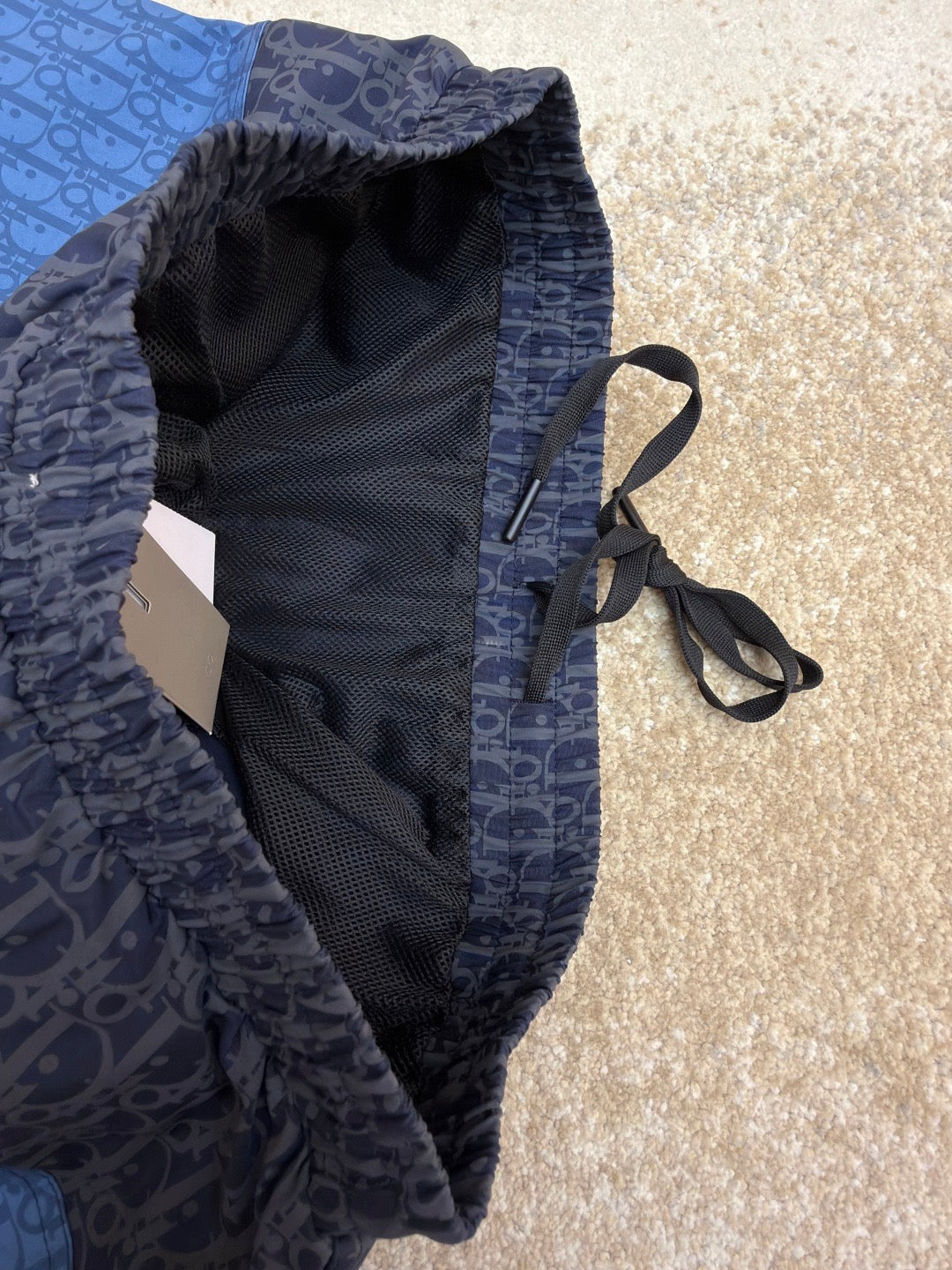 D10r - Short de bain oblique en tissu technique Color Block